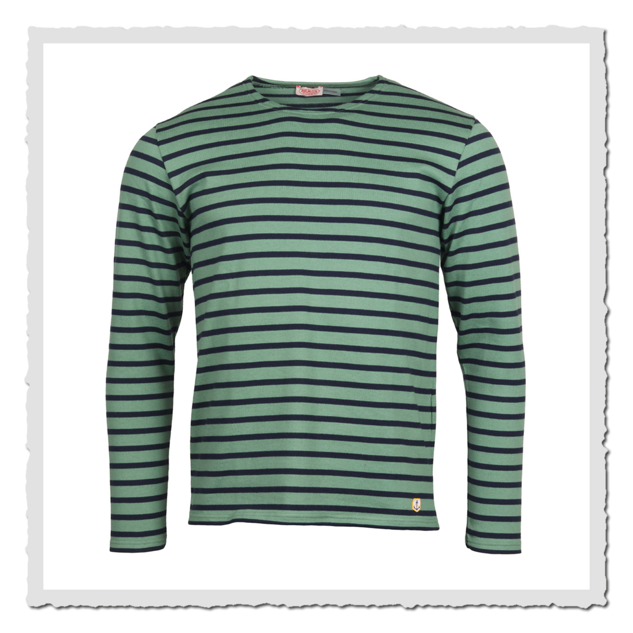 Herren-Ringelshirt Armor Lux in Grün und Dunkelblau, langärmliges Heritage-Matrosenshirt mit schmalen Streifen und Anker-Patch am Saum vor neutralem Hintergrund.